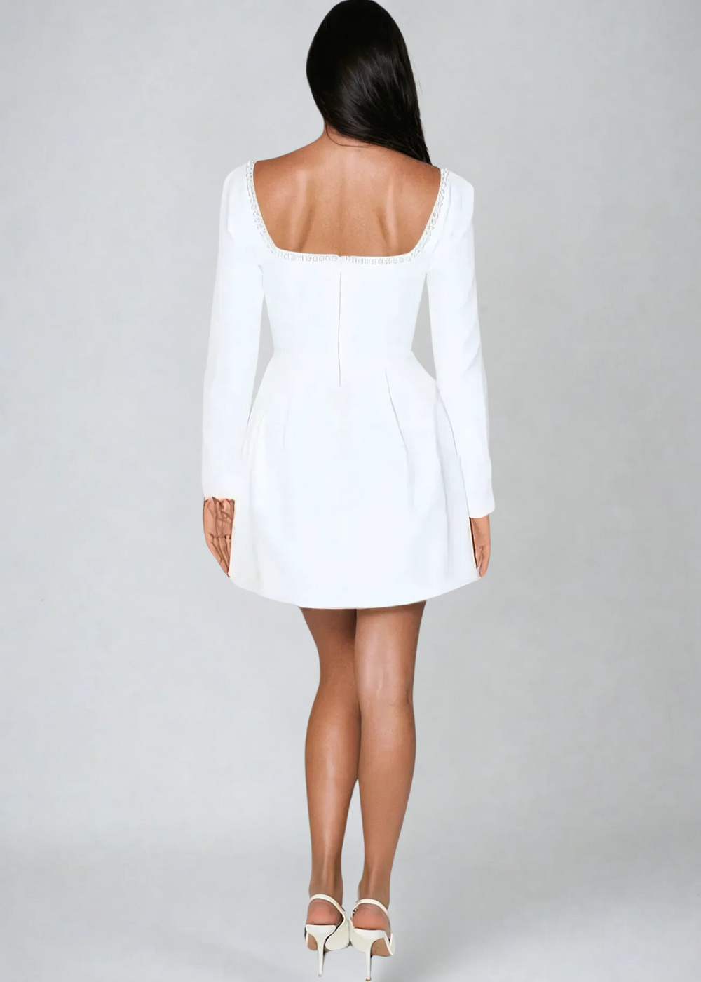 Callie | Vestido Mini con Detalles de Perla