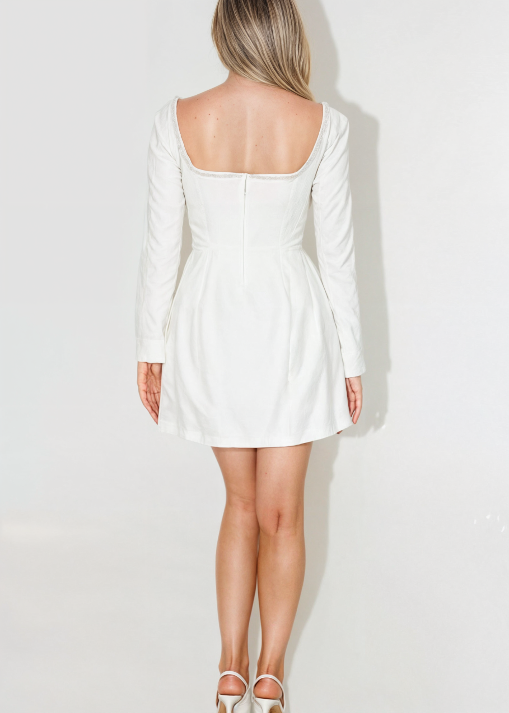 Callie | Vestido Mini con Detalles de Perla